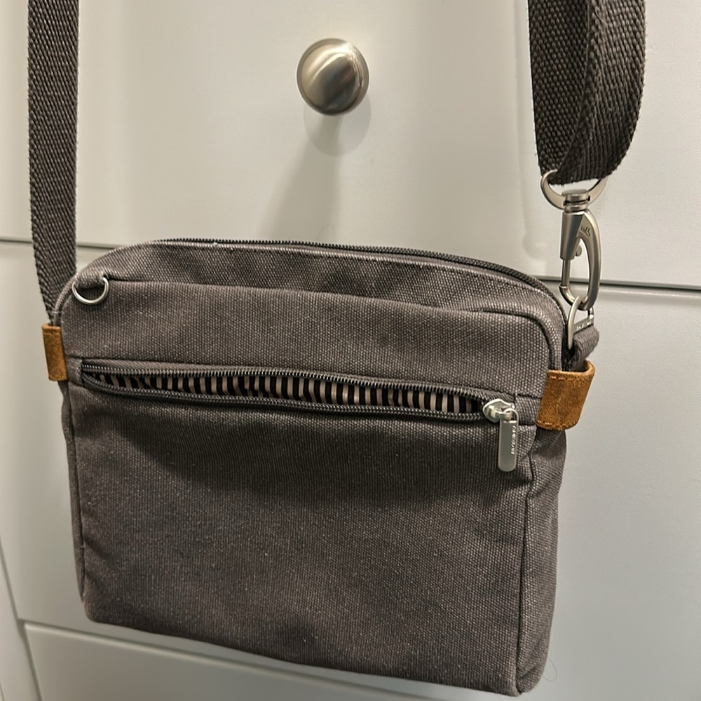 TRAVELON anti-theft crossbody bag with locking zippers and RFID. Used once. EUC
